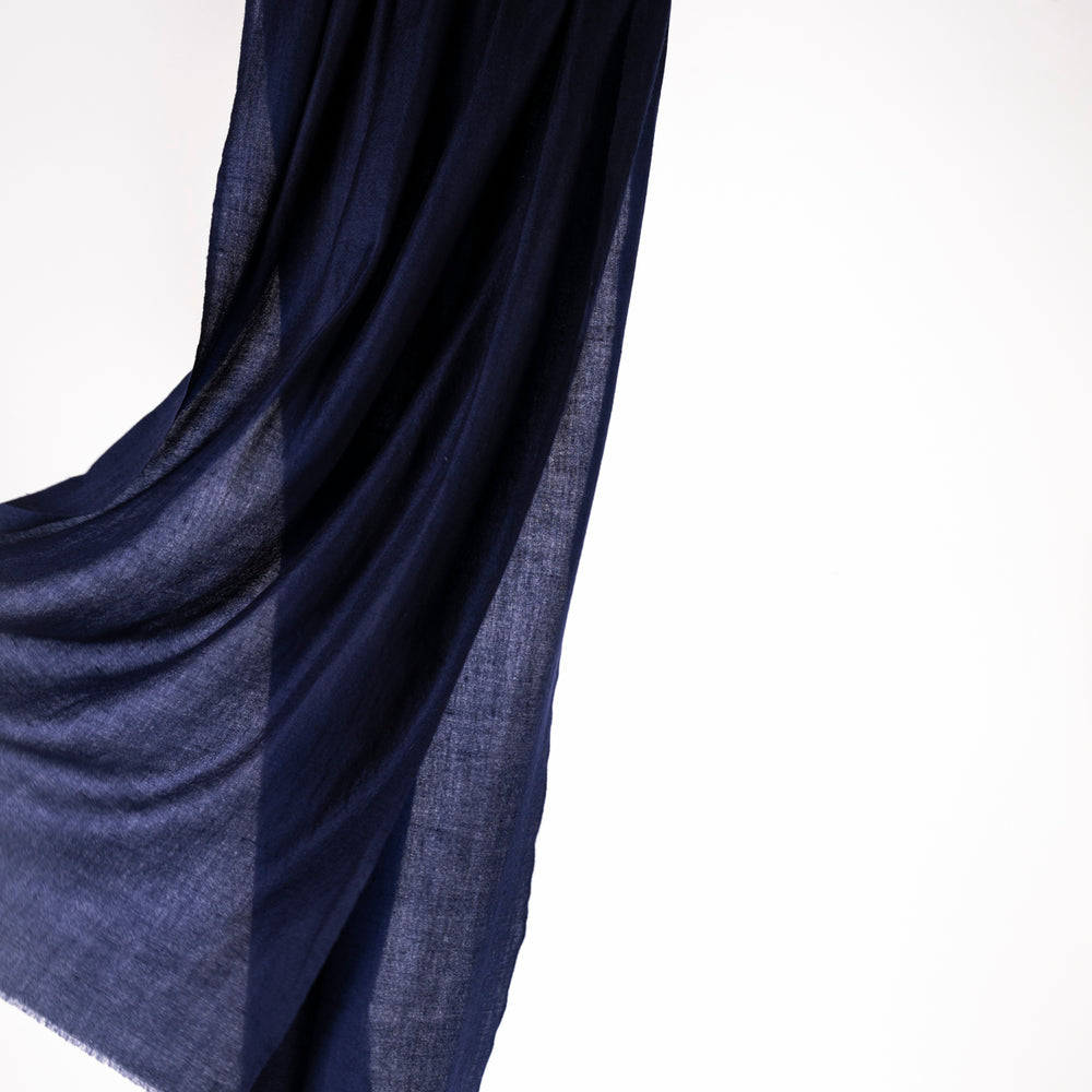 
                      
                        Pashmina Schal - The Breeze in Preppy Navy - Marici
                      
                    