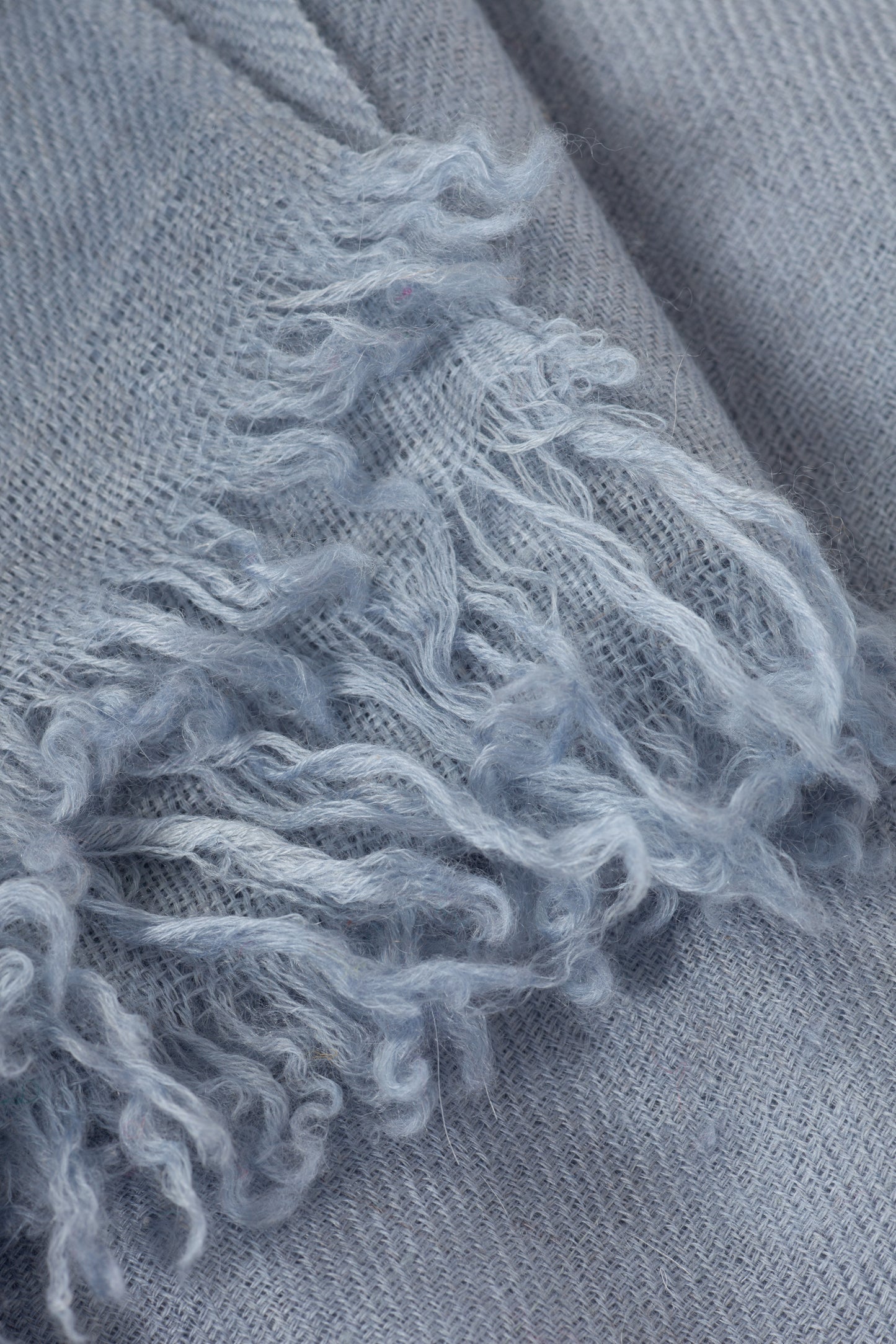 Nahaufnahme Palmenmotiv handbestickt auf Kaschmir – The Adorned Palm Springs Pashmina Schal aus Ladakh | Mārīci