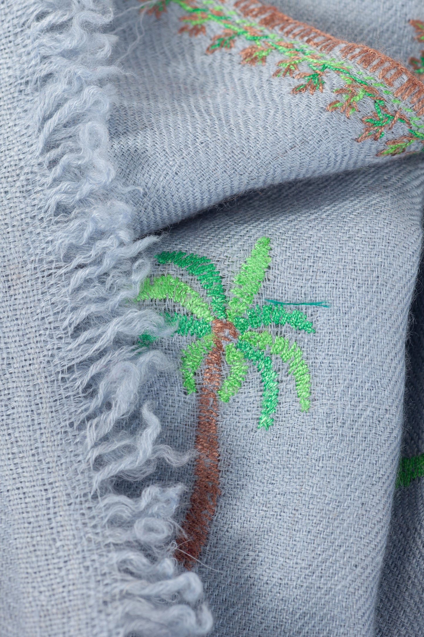 Pashmina Schal Detailansicht handgewebt – The Adorned Palm Springs Bestickung in Grün & Kupfer auf Kaschmir aus Ladakh