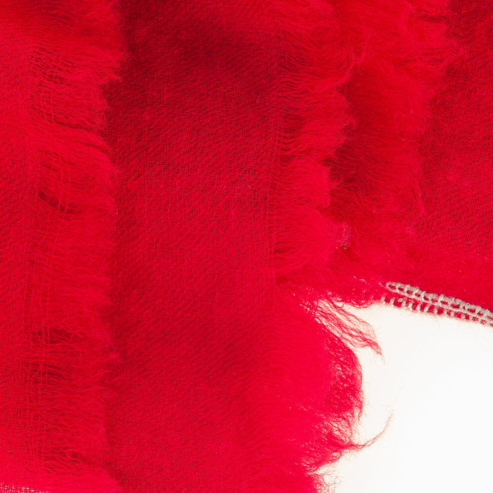 
                      
                        Nahaufnahme der feinen Kaschmirfaser des Pashmina Schals „The Adorned – Alpine Life“; weich, warm und nachhaltig verarbeitet.
                      
                    