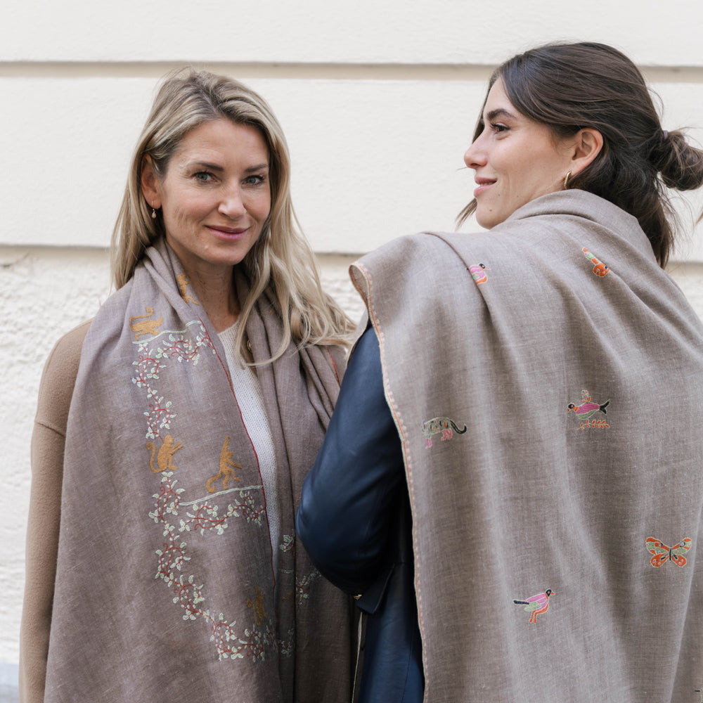 
                      
                        Pashmina Kaschmir Schal Monkey Circus & Forest Friends  in Beige mit Tieren Handbestickt Marici
                      
                    