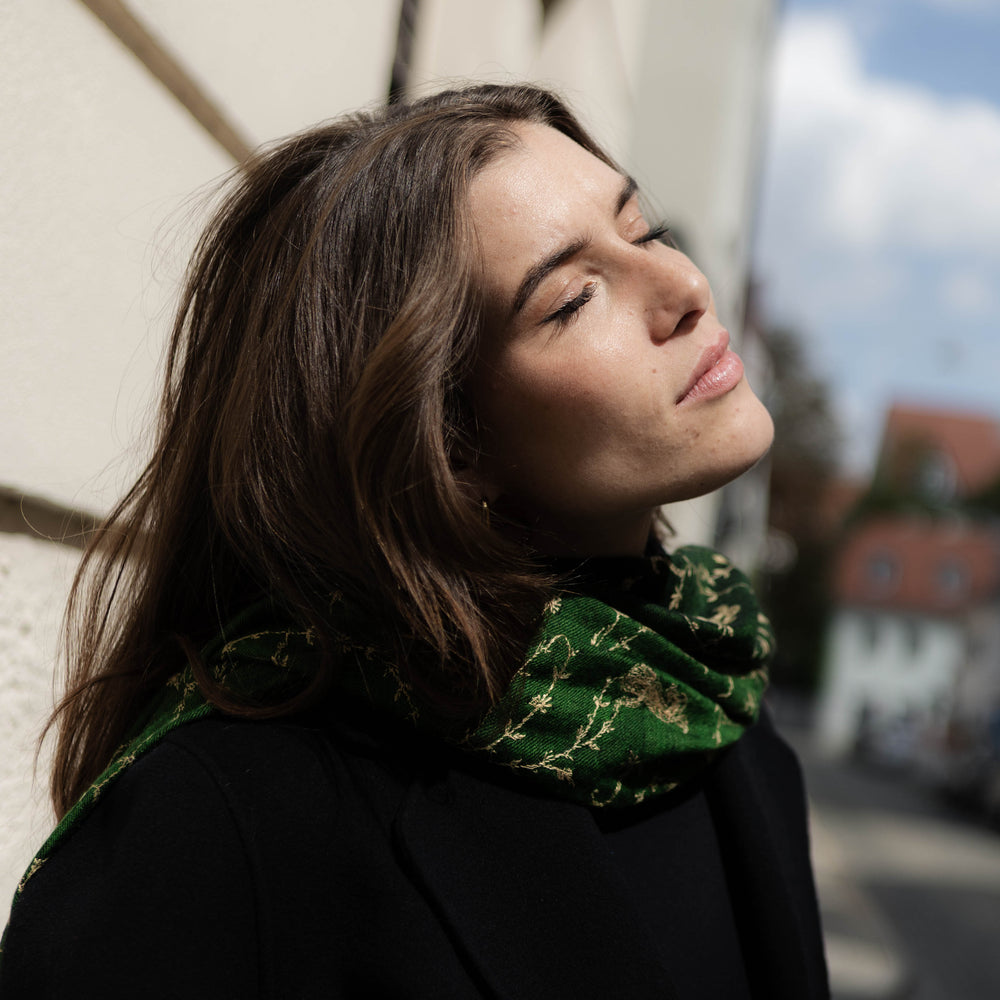 
                      
                         The Adorned Green Goddess -  Kaschmir Pashmina Schal Handbestickt - Model Look Marici
                      
                    