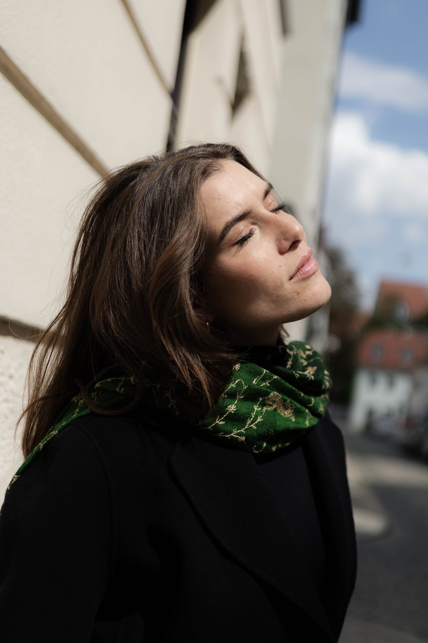  The Adorned Green Goddess -  Kaschmir Pashmina Schal Handbestickt - Model Look Marici