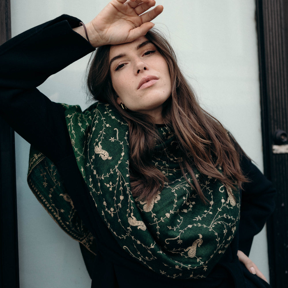 
                      
                         The Adorned Green Goddess -  Kaschmir Pashmina Schal Handbestickt - Model Look Marici
                      
                    