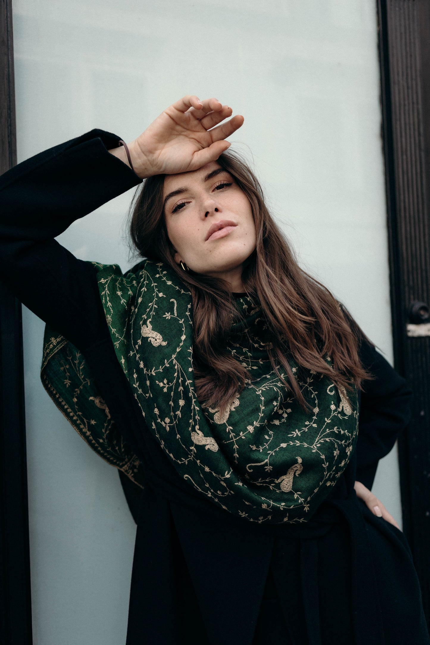  The Adorned Green Goddess -  Kaschmir Pashmina Schal Handbestickt - Model Look Marici