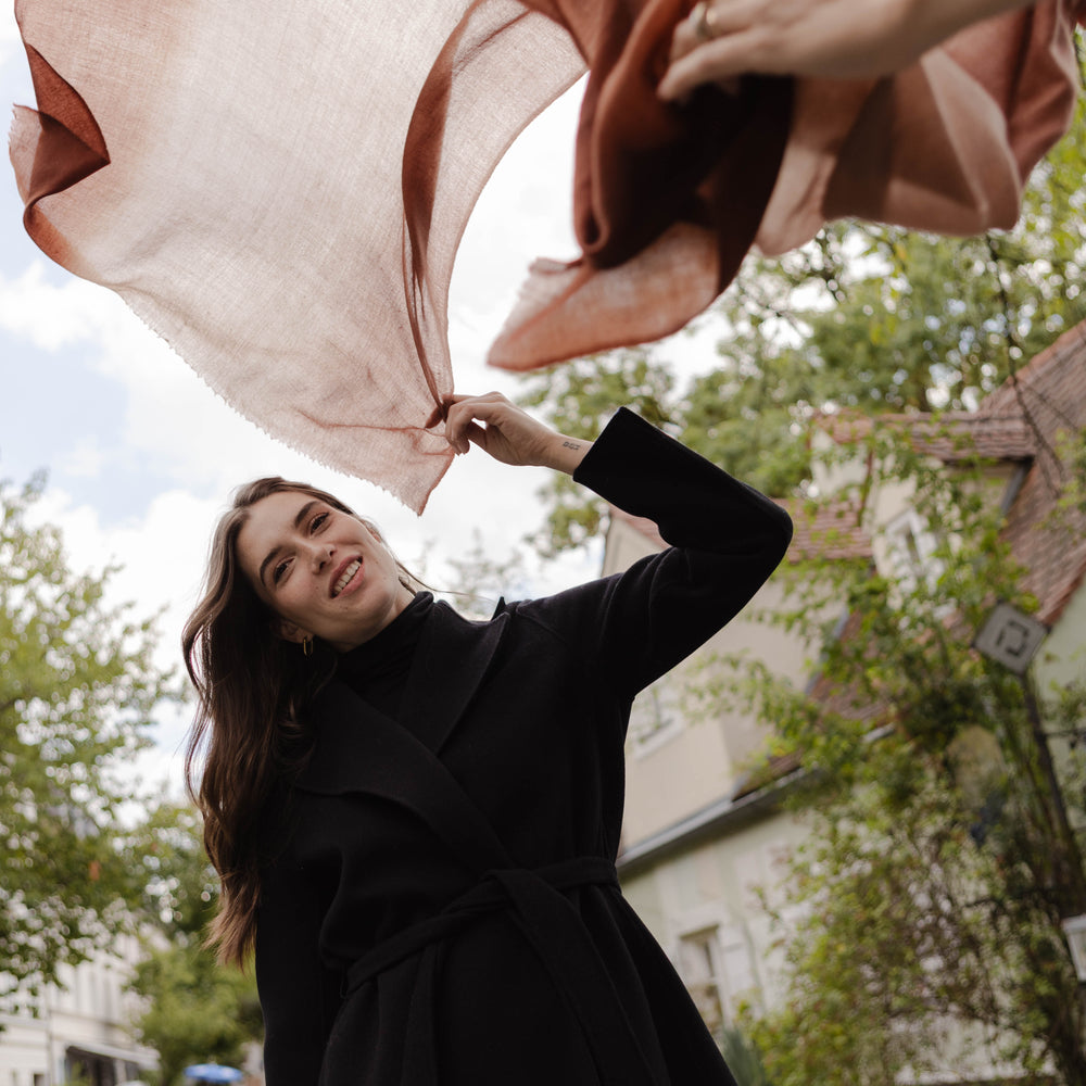 
                      
                        The Breeze- Ombré Toffee Brown - Handgewebt Kaschmir Pashmina Schal - Model Look - Marici
                      
                    