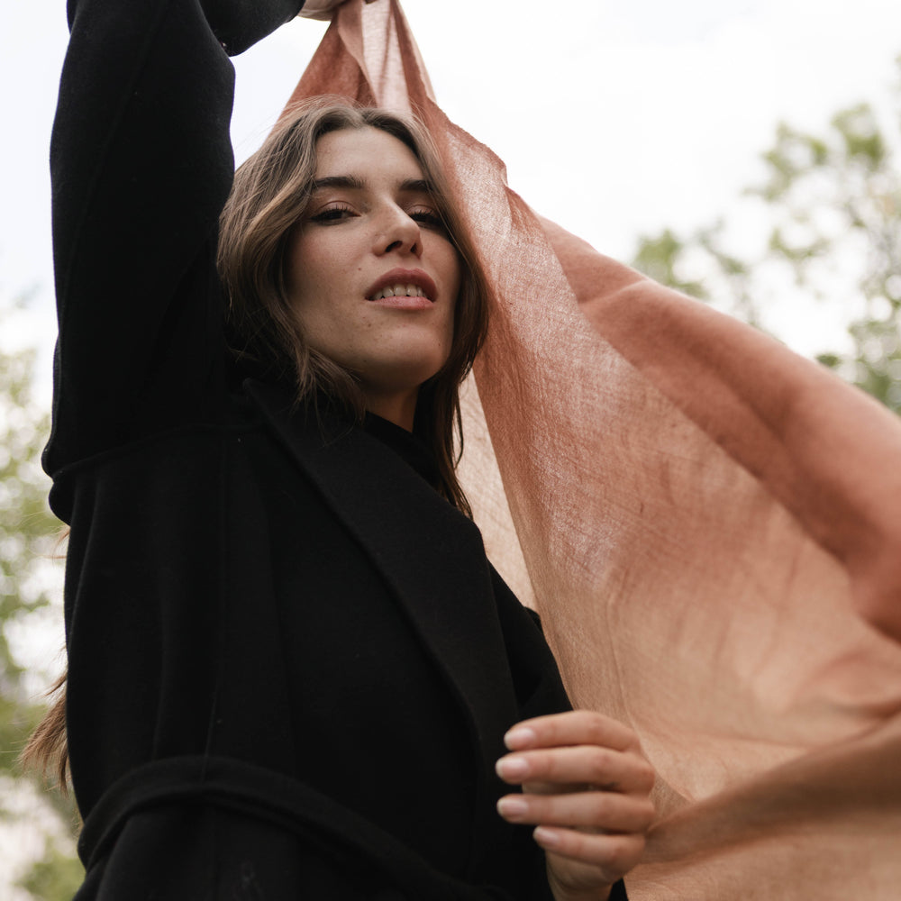 The Breeze- Ombré Toffee Brown - Handgewebt Kaschmir Pashmina Schal - Model Look - Marici
