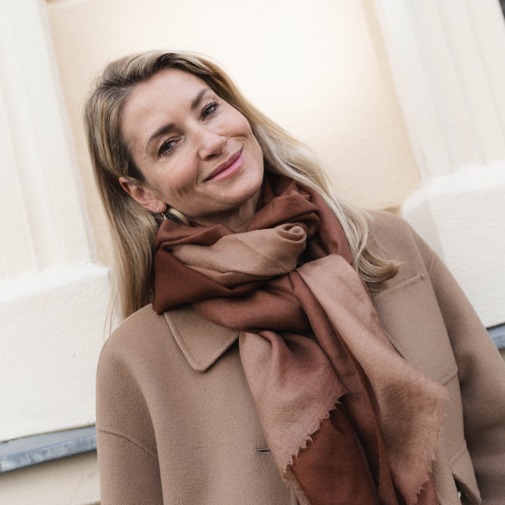 The Breeze- Ombré Toffee Brown - Handgewebt Kaschmir Pashmina Schal - Model Look _ Marici