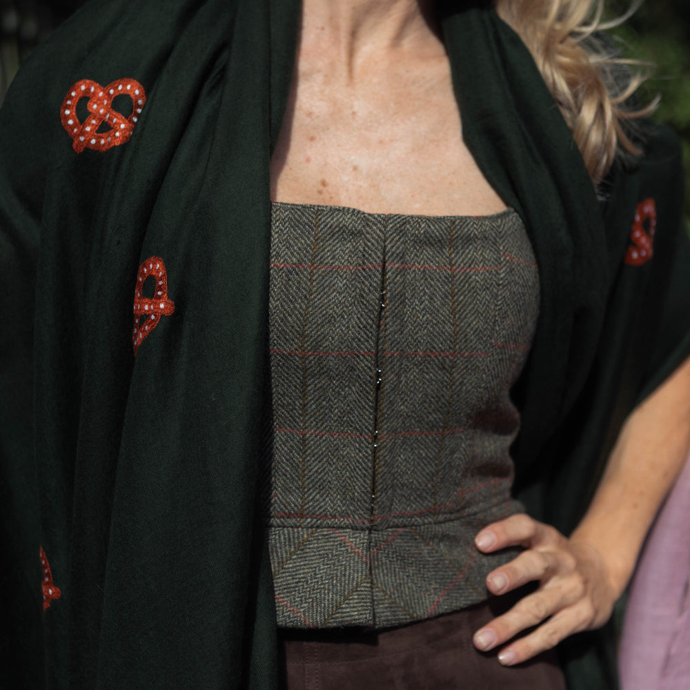 
                      
                        Pashmina Kaschmir Schal in Dunkelgrün mit Brezn Wiesn Collection Marici
                      
                    