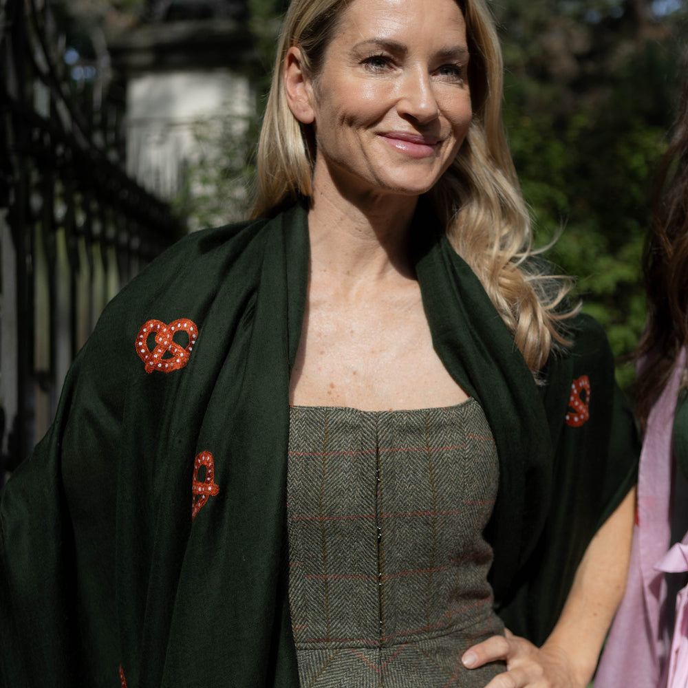 
                      
                        Pashmina Kaschmir Schal in Dunkelgrün mit Brezn Wiesn Collection Marici
                      
                    