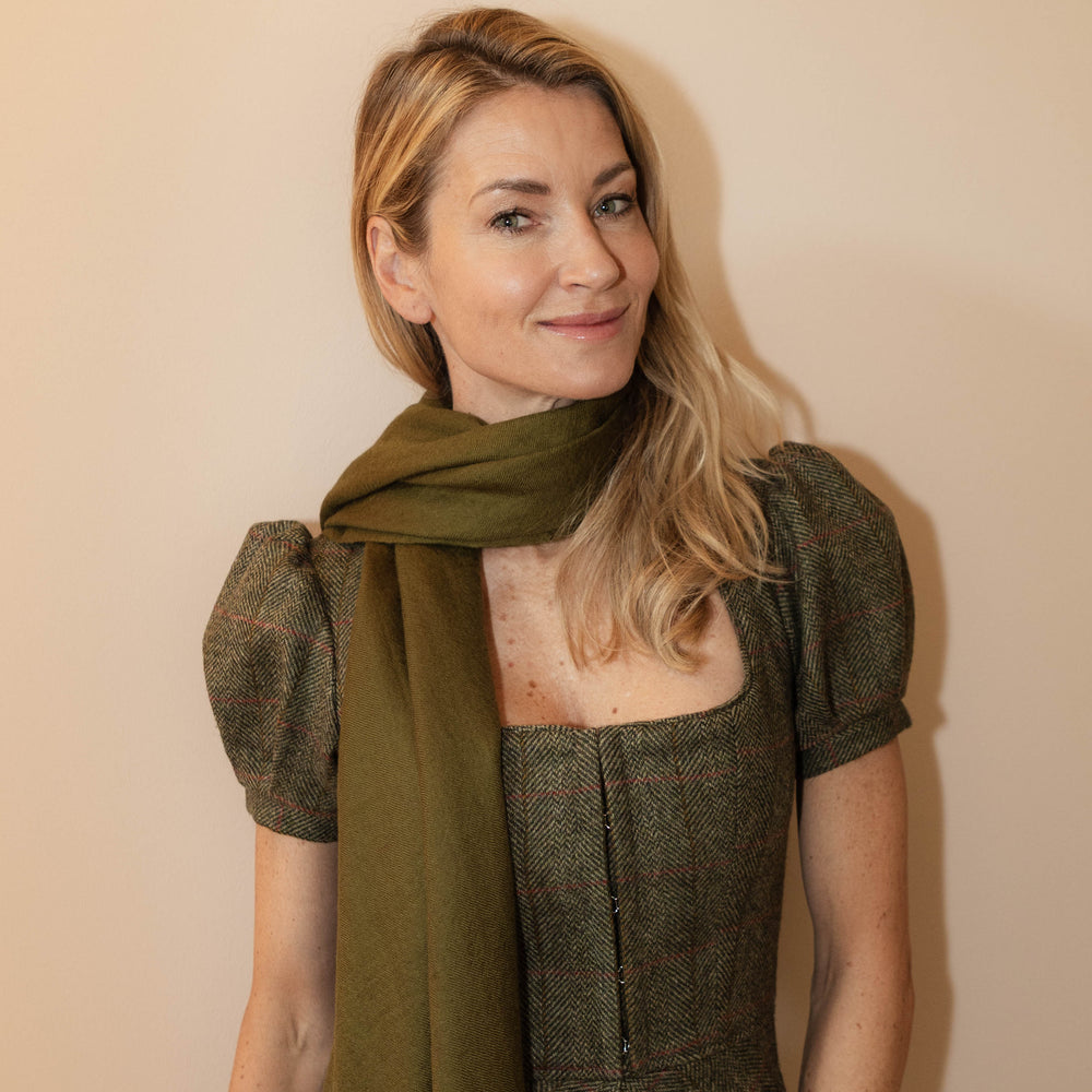 
                      
                        Eleganter Pashmina Kaschmir Schal in Olive – Modell The Breeze von Marici
                      
                    