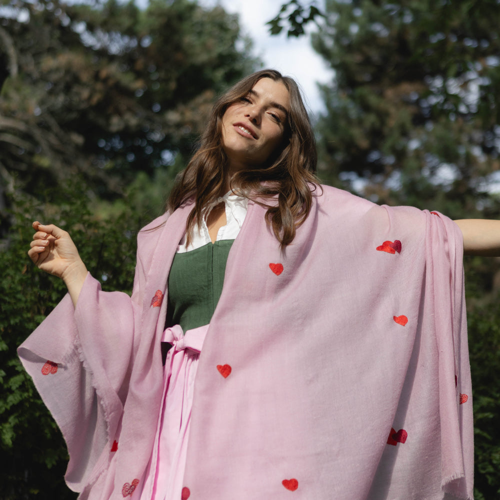 
                      
                        Pashmina Kaschmir Schal in Rosa mit Herzmotiv Wiesn Collection Marici
                      
                    