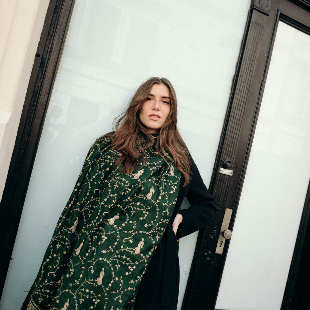 
                      
                        Pashmina Schal - The Adorned in Dark Gold Embroidery - Marici
                      
                    