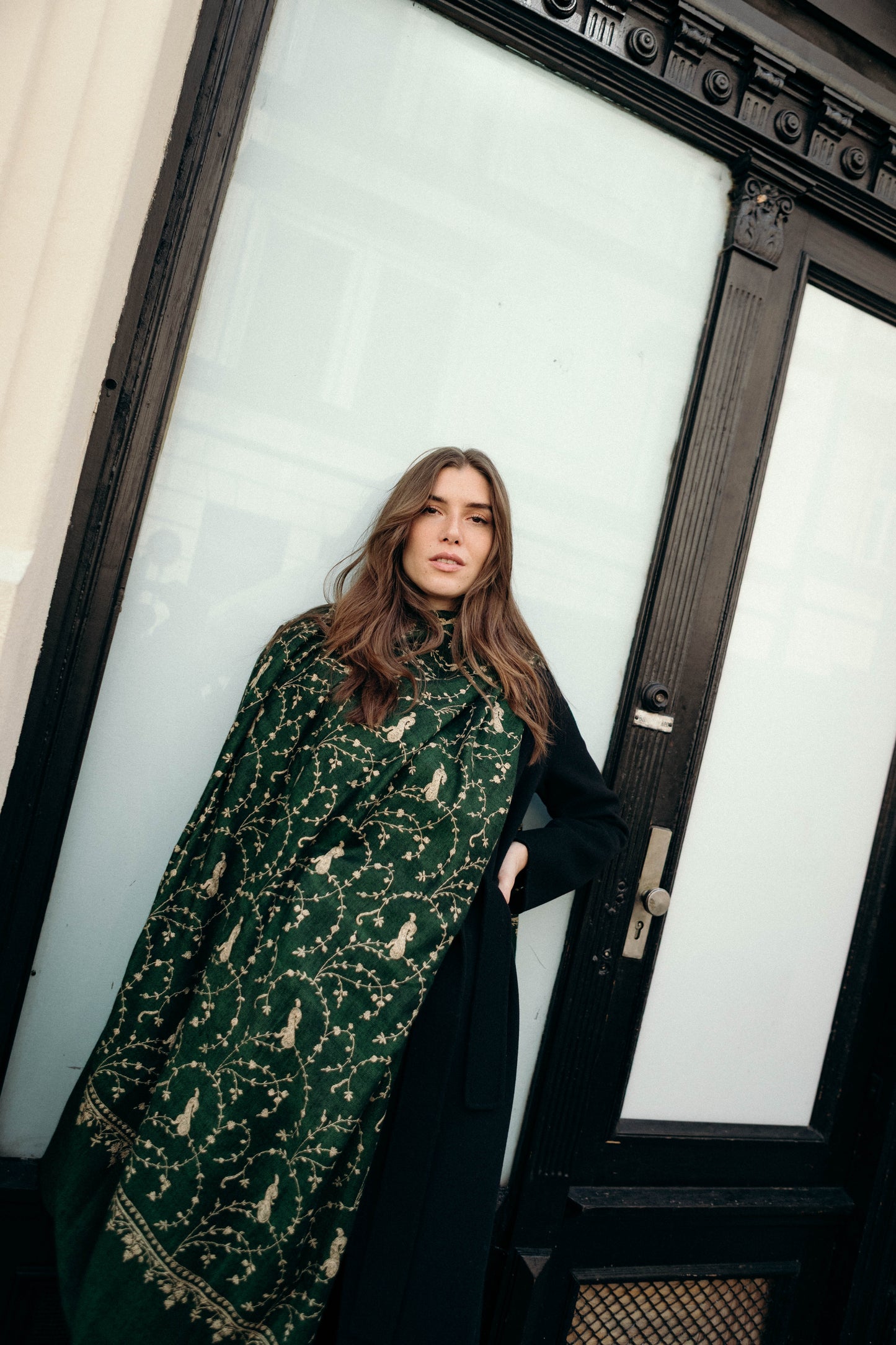 The Adorned Green Goddess -  Kaschmir Pashmina Schal Handbestickt - Model Look Marici