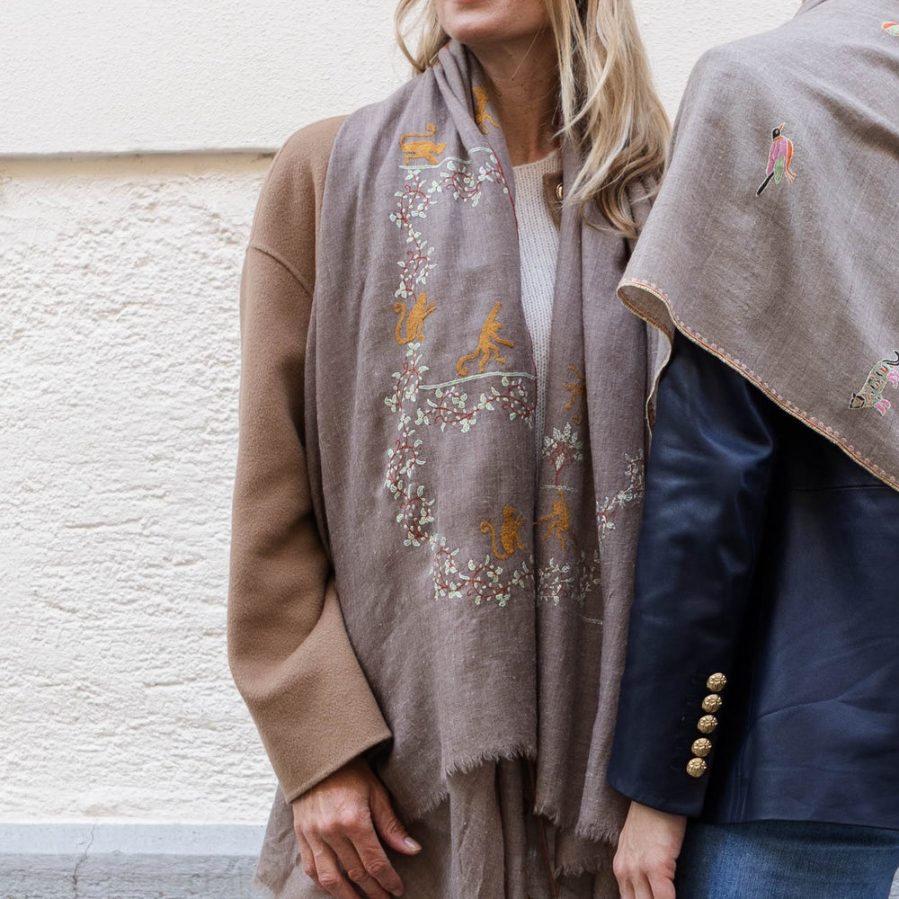 
                      
                        The Adorned Monkey Circus Kaschmir Pashmina
                      
                    