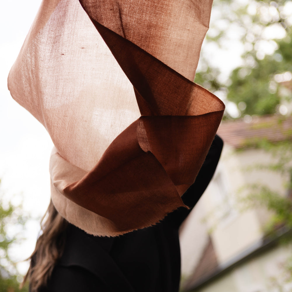 
                      
                        The Breeze- Ombré Toffee Brown - Handgewebt Kaschmir Pashmina Schal - Model Look - Marici
                      
                    