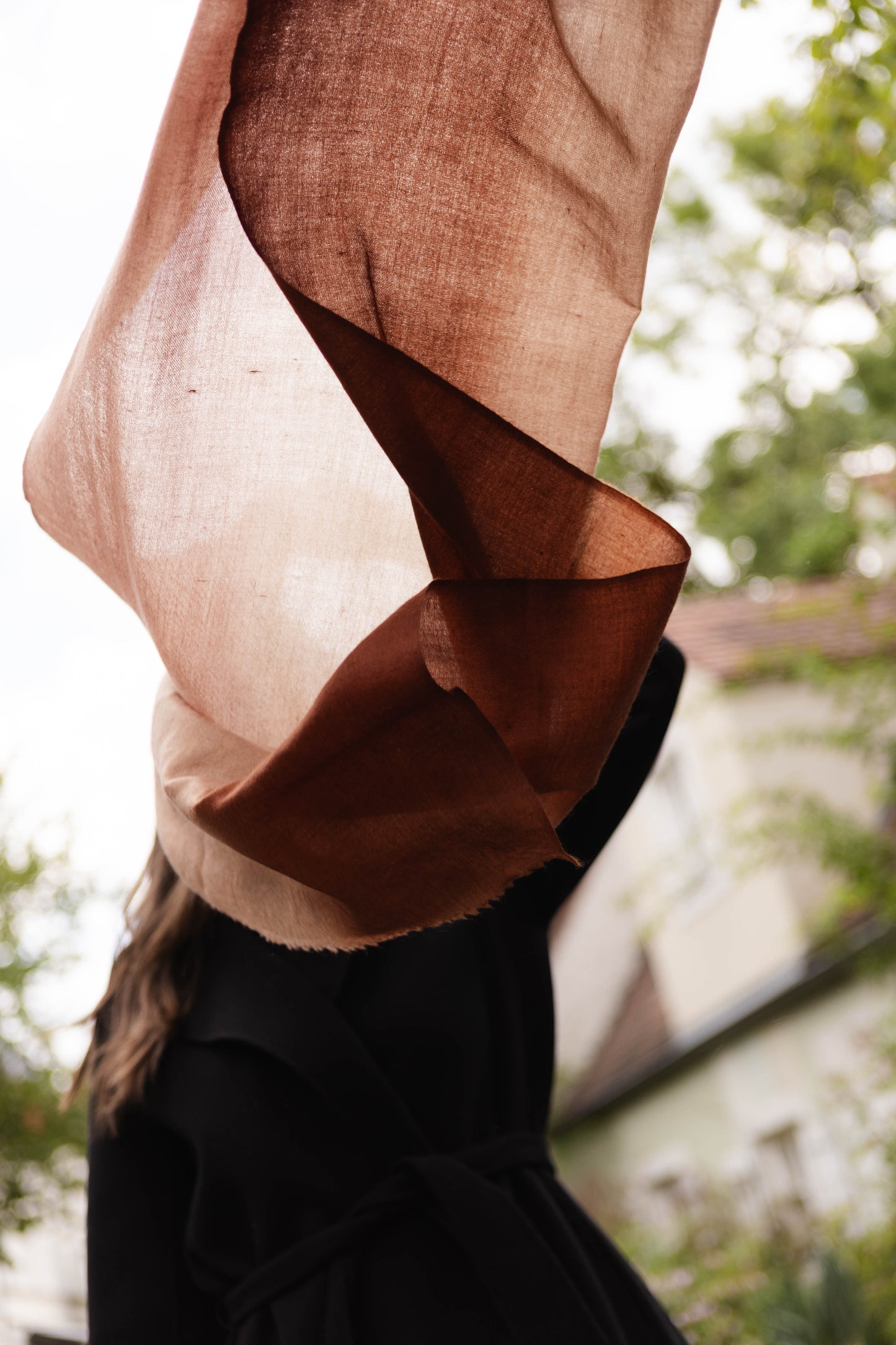 The Breeze- Ombré Toffee Brown - Handgewebt Kaschmir Pashmina Schal - Model Look - Marici