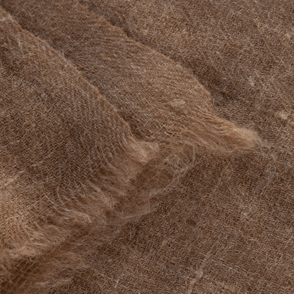 
                      
                        Nahaufnahme der feinen Kaschmirfaser des Pashmina Schals „The Adorned – Garden Dancers“; weich, atmungsaktiv und wärmeregulierend, gefertigt in Handarbeit.
                      
                    