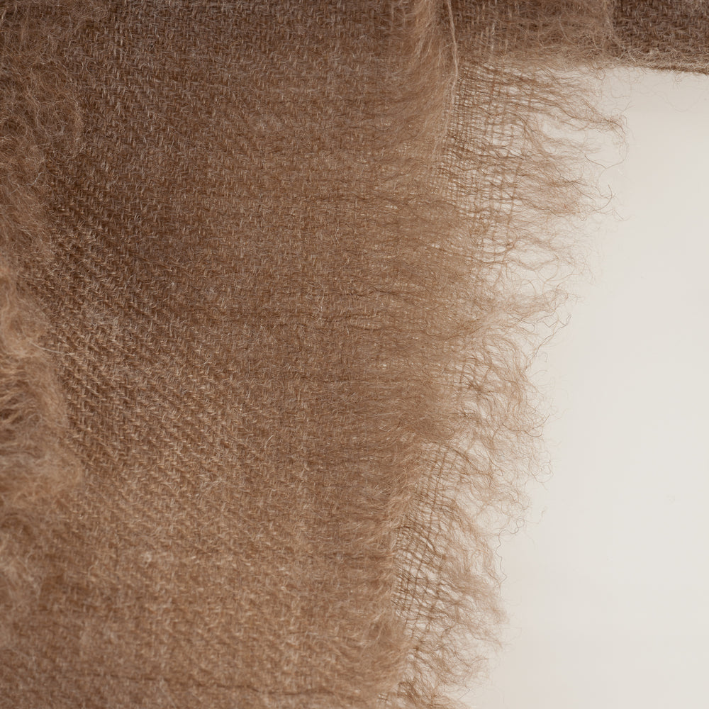 
                      
                        Nahaufnahme der feinen Kaschmirfaser des Pashmina Schals „The Adorned – Garden Dancers“; weich, atmungsaktiv und wärmeregulierend, gefertigt in Handarbeit.
                      
                    