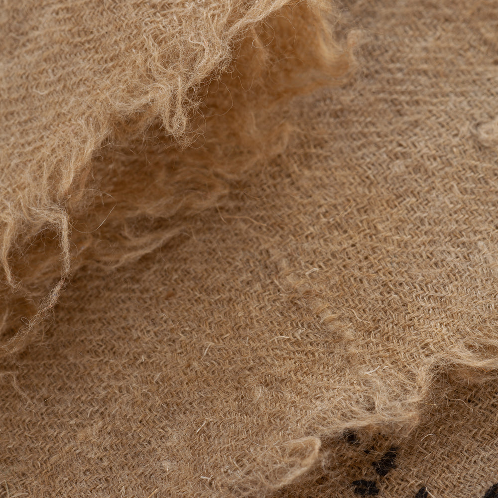 
                      
                        Nahaufnahme der feinen Kaschmirfaser des beigen Pashmina Schals „The Adorned – Musky Tales“; weich, leicht und nachhaltig gefertigt
                      
                    