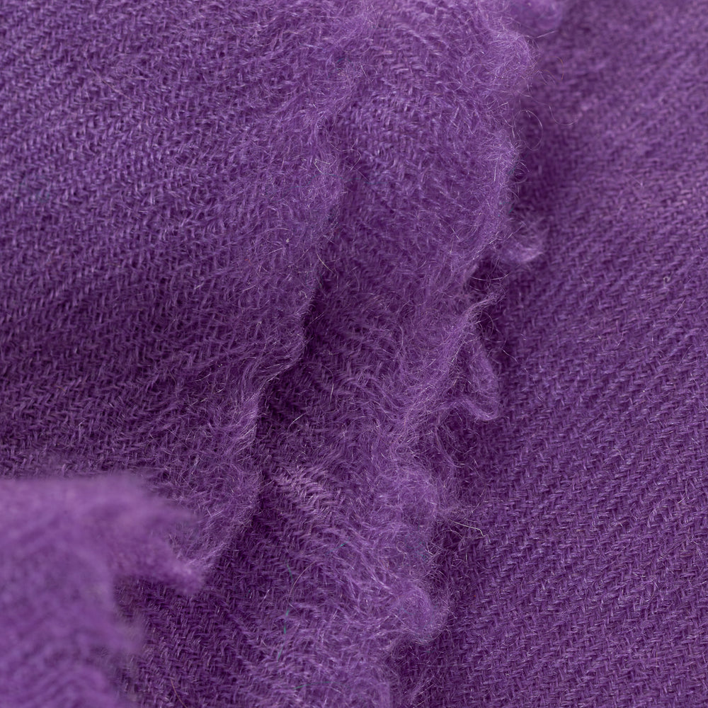
                      
                        Nahaufnahme der Kaschmirfaser des Schals „The Breeze – Autumn Amethyst“; weich, hochwertig und federleicht verarbeitet.
                      
                    
