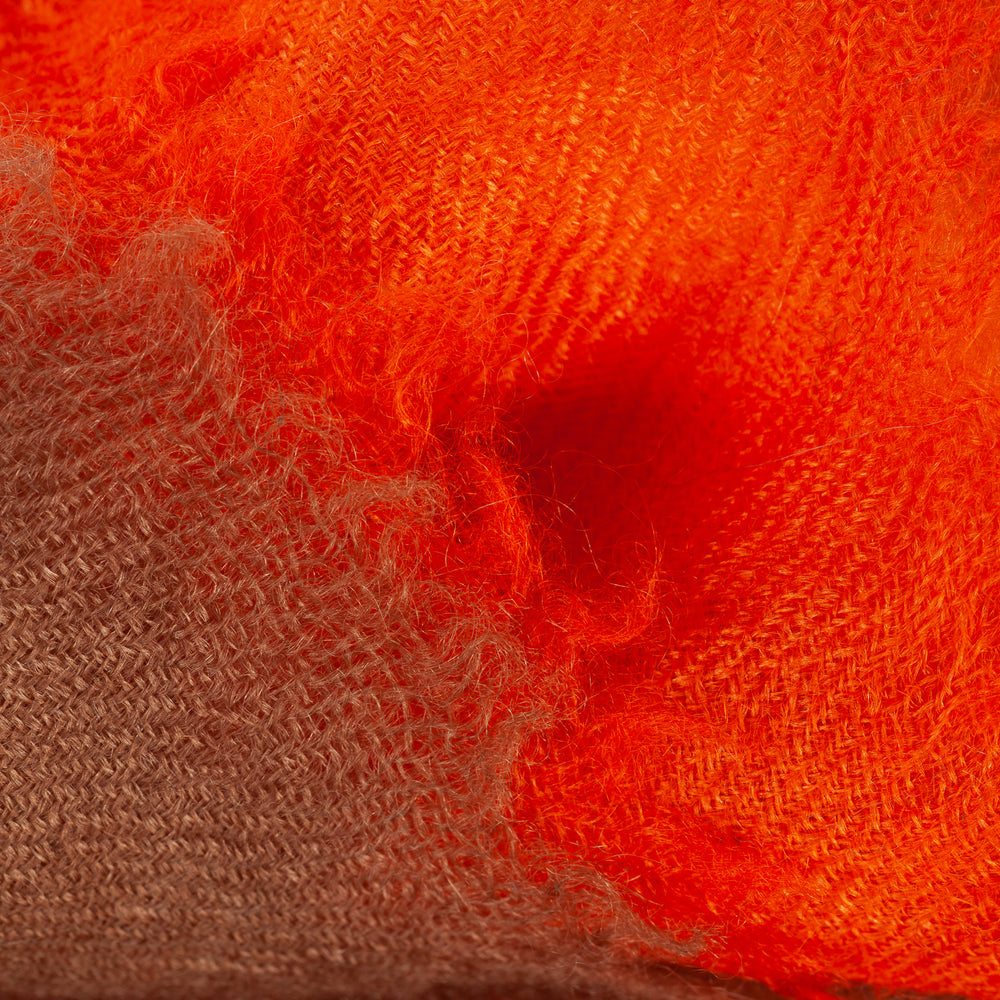 
                      
                        Nahaufnahme der feinen Kaschmirfaser des Schals „The Breeze – Autumn Ombré“; weich, zart und hochwertig verarbeitet.
                      
                    