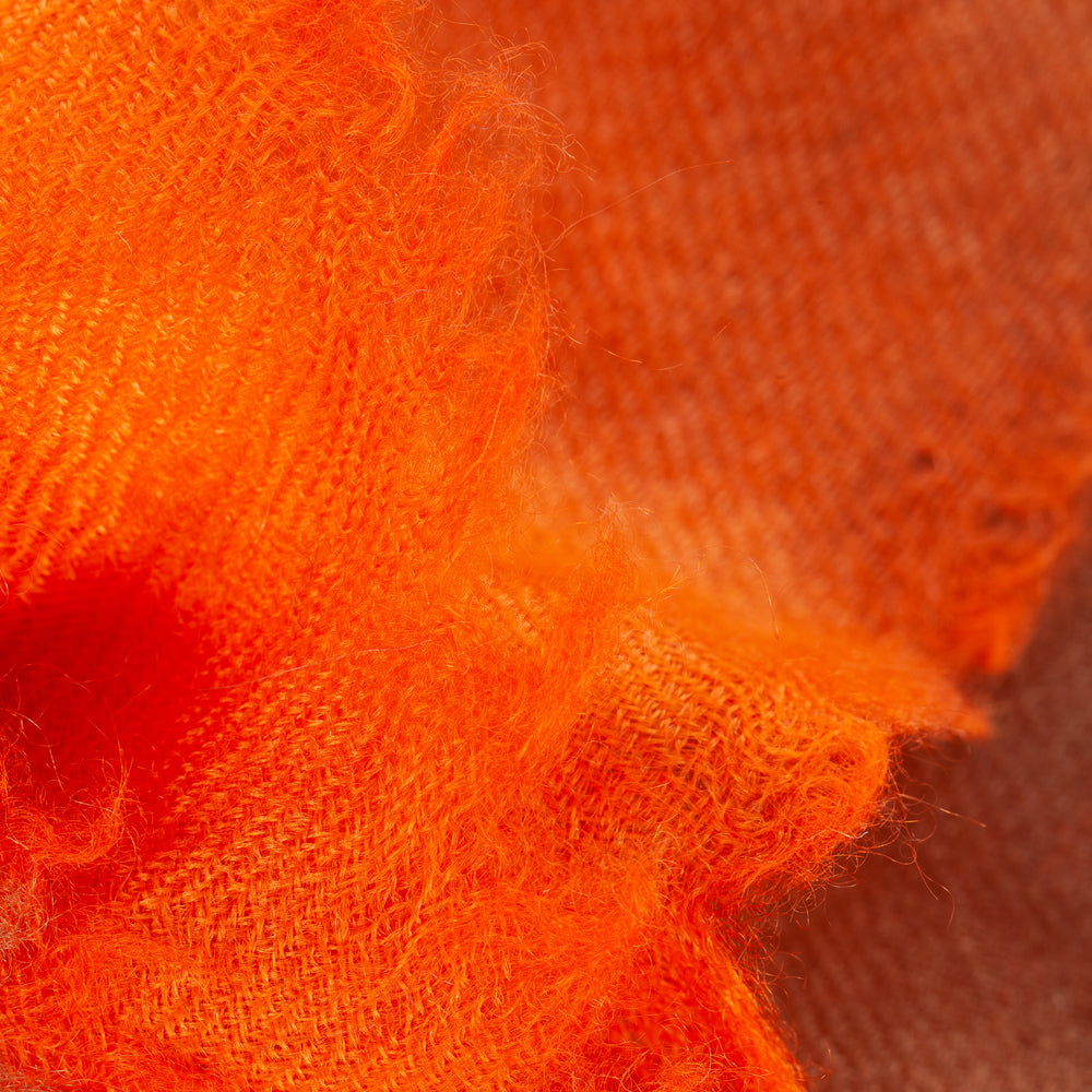 
                      
                        Nahaufnahme der feinen Kaschmirfaser des Schals „The Breeze – Autumn Ombré“; weich, zart und hochwertig verarbeitet.
                      
                    