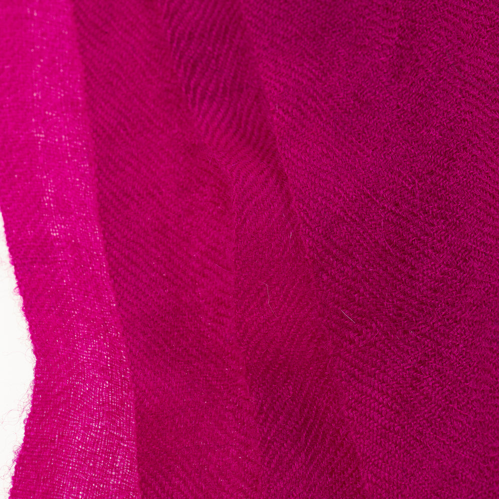 
                      
                        Nahaufnahme der Kaschmirfaser des Schals „The Breeze – Luminous Wildberry“; weich, hochwertig und federleicht verarbeitet.
                      
                    