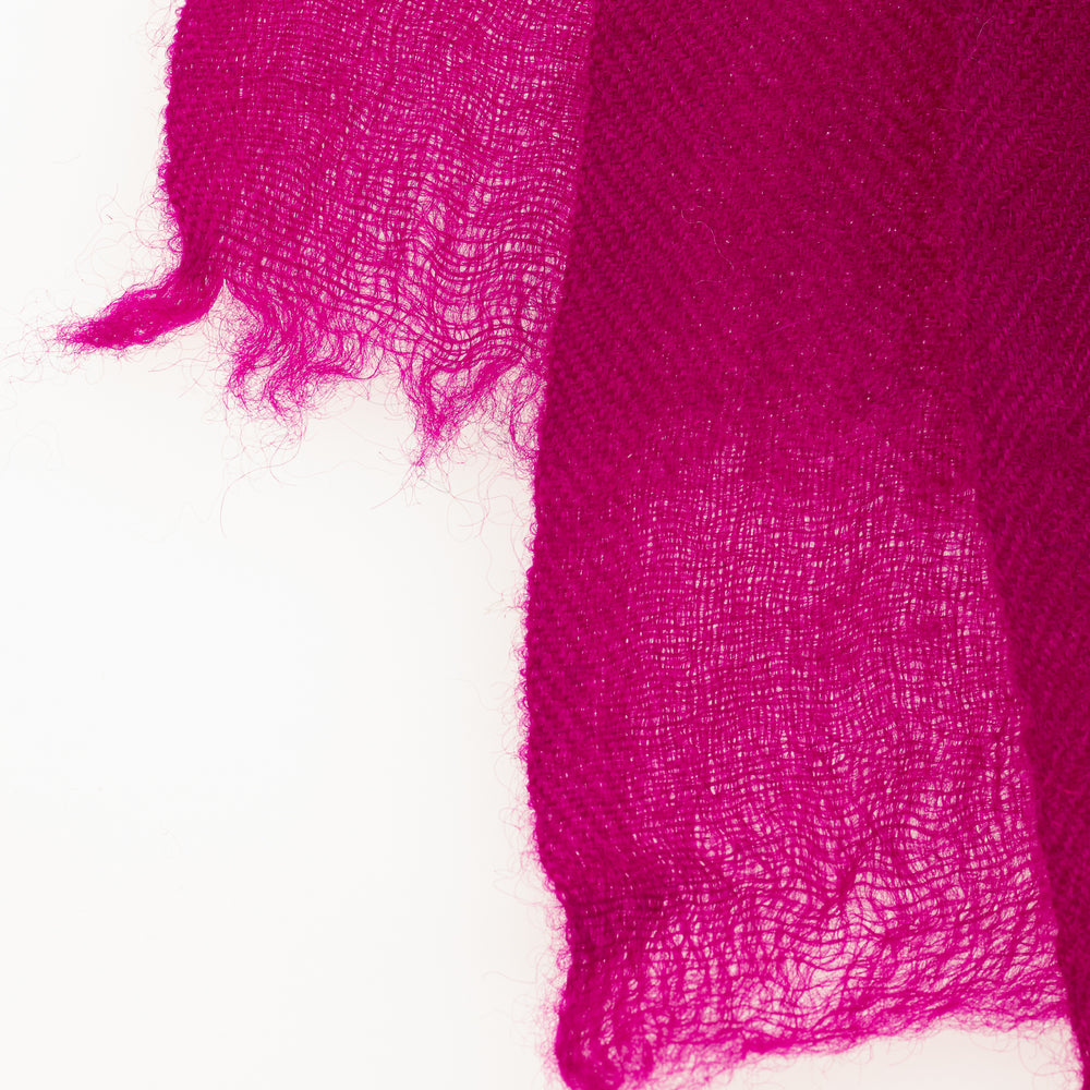 
                      
                        Nahaufnahme der Kaschmirfaser des Schals „The Breeze – Luminous Wildberry“; weich, hochwertig und federleicht verarbeitet.
                      
                    