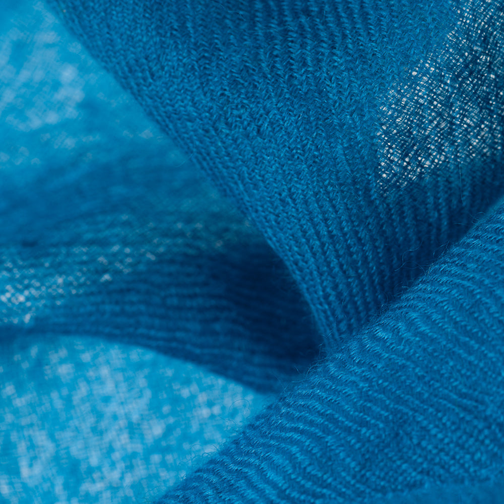 
                      
                        Nahaufnahme der feinen Kaschmirfaser des Schals „The Breeze – Ocean Azure“; weich, hochwertig und federleicht verarbeitet.
                      
                    
