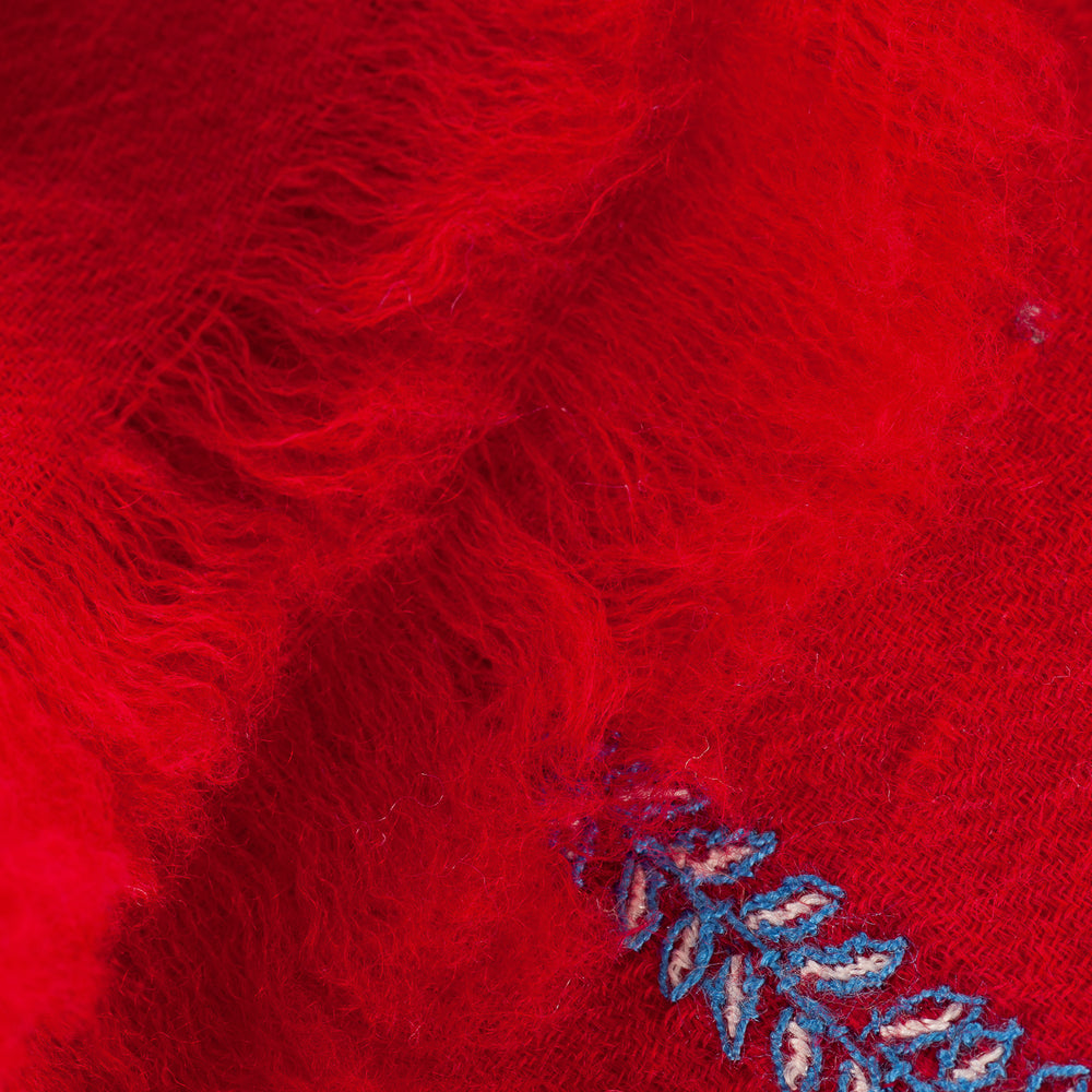 
                      
                        Nahaufnahme der feinen Kaschmirfaser des Pashmina Schals „The Adorned – Alpine Life“; weich, warm und nachhaltig verarbeitet.
                      
                    