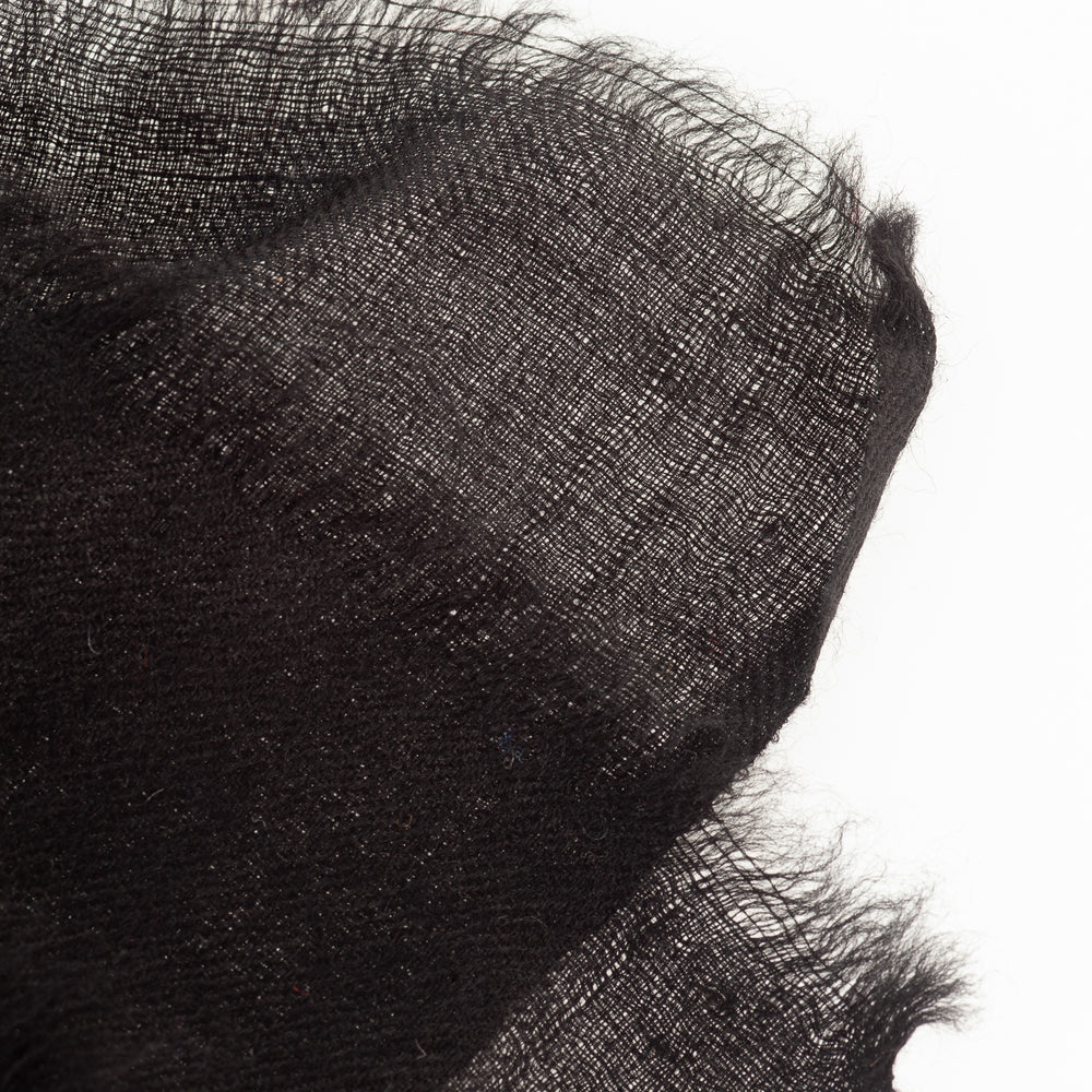 
                      
                        Nahaufnahme der feinen Kaschmirfaser des Pashmina Schals „The Adorned – Dancing Universe“; weich, leicht, hochwertig gefertigt.
                      
                    