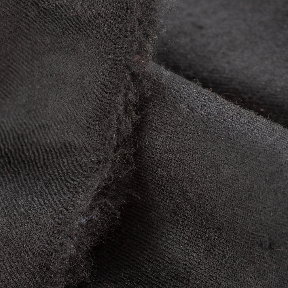 
                      
                        Nahaufnahme der feinen Kaschmirfaser des Pashmina Schals „The Adorned – Dancing Universe“; weich, leicht, hochwertig gefertigt
                      
                    