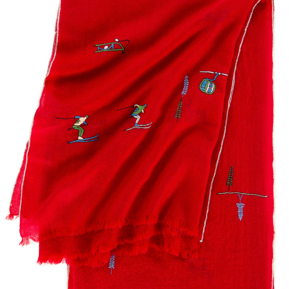 
                      
                        Pashmina Schal „The Adorned – Alpine Life“ flach ausgelegt in Rot; luxuriöse Kaschmirqualität, inspiriert von den klaren Linien alpiner Landschaften
                      
                    