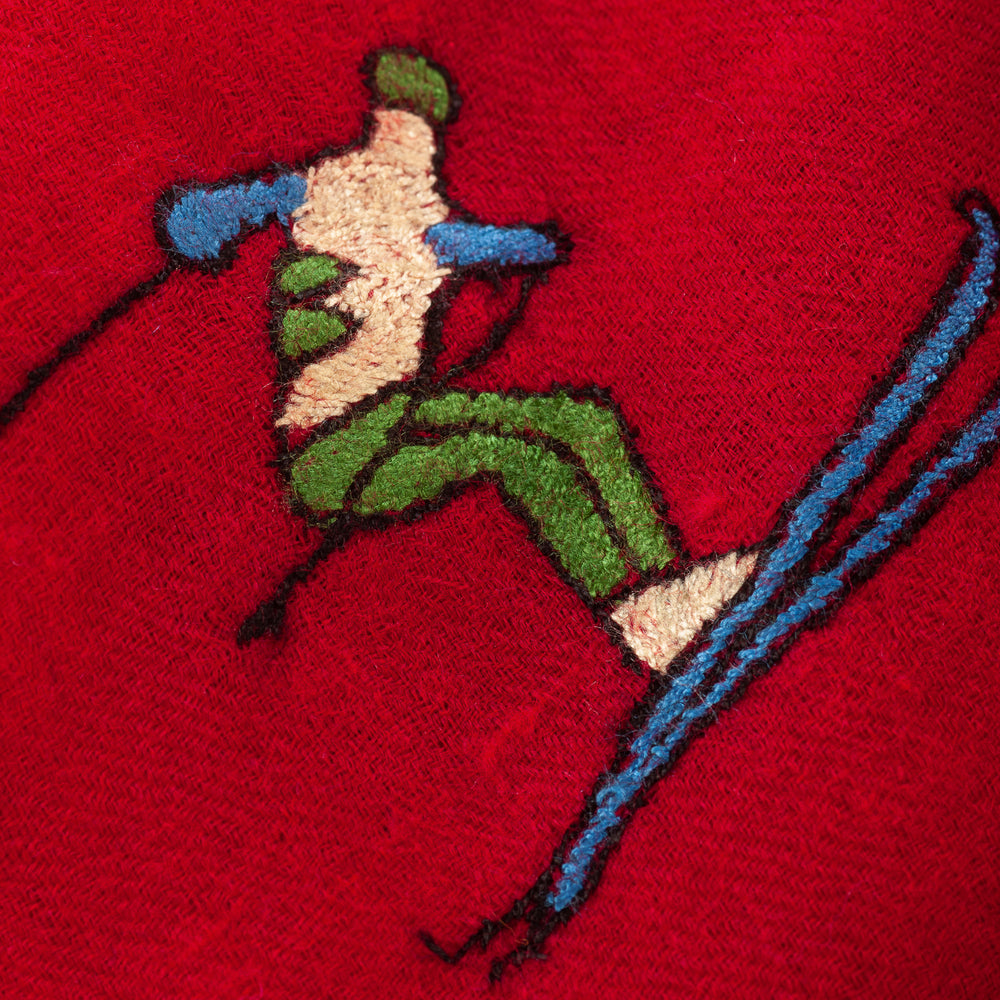 
                      
                        Detailaufnahme der feinen Handstickerei des Pashmina Schals „The Adorned – Alpine Life“; alpine Muster, kunstvoll gestickt aus reiner Kaschmirwolle.
                      
                    