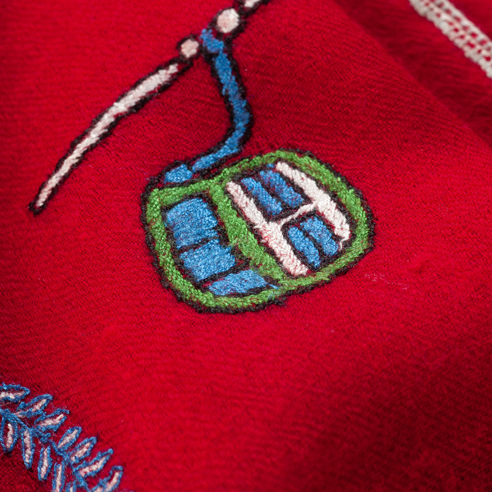 
                      
                        Detailaufnahme der feinen Handstickerei des Pashmina Schals „The Adorned – Alpine Life“; alpine Muster, kunstvoll gestickt aus reiner Kaschmirwolle.
                      
                    