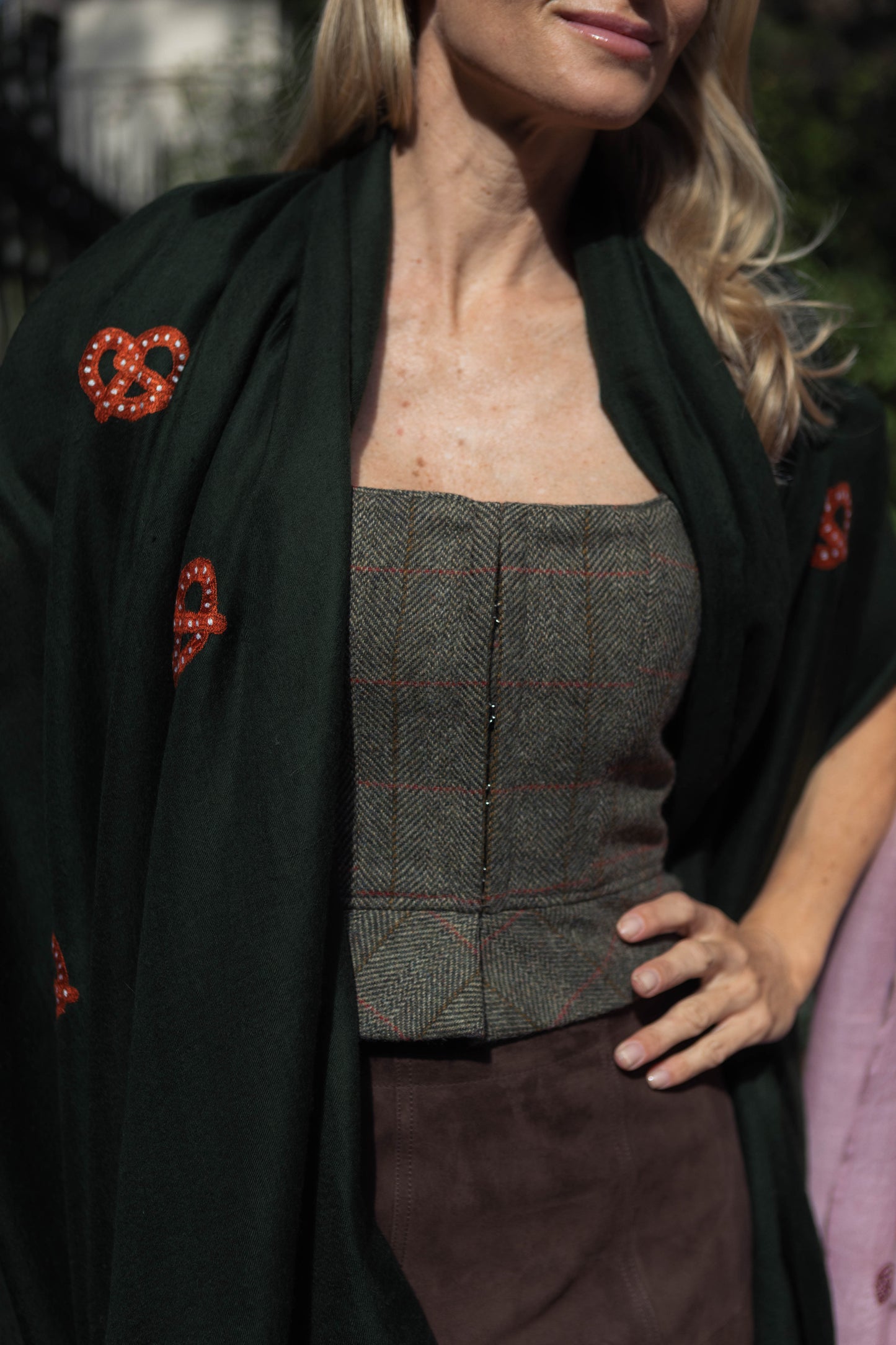 Lifestyle-Aufnahme des Kaschmir Pashmina Schals „The Adorned – Brezn Love“ mit brauner Brezn-Stickerei; Verbindung von Tradition, Humor und Handwerkskunst.