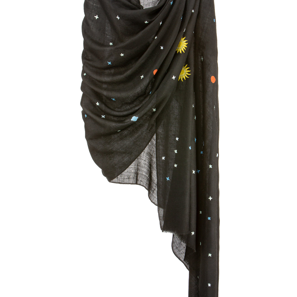Handbestickter schwarzer Pashmina Schal „The Adorned – Dancing Universe“ mit hellblauer, weißer und gelber Universumsstickerei; kosmisches Kaschmir-Unikat von Mārīci