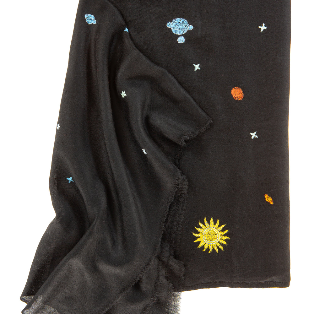 
                      
                        Pashmina Schal „The Adorned – Dancing Universe“ flach ausgelegt in Schwarz mit mehrfarbiger Universumsstickerei; handbesticktes, luxuriöses Kaschmir-Unikat
                      
                    