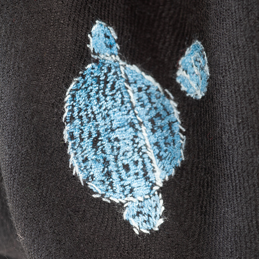 
                      
                        Detailaufnahme der hellblauen Saturn Stickerei des Pashmina Schals „The Adorned – Dancing Universe“; filigrane Handarbeit aus Kaschmir.
                      
                    