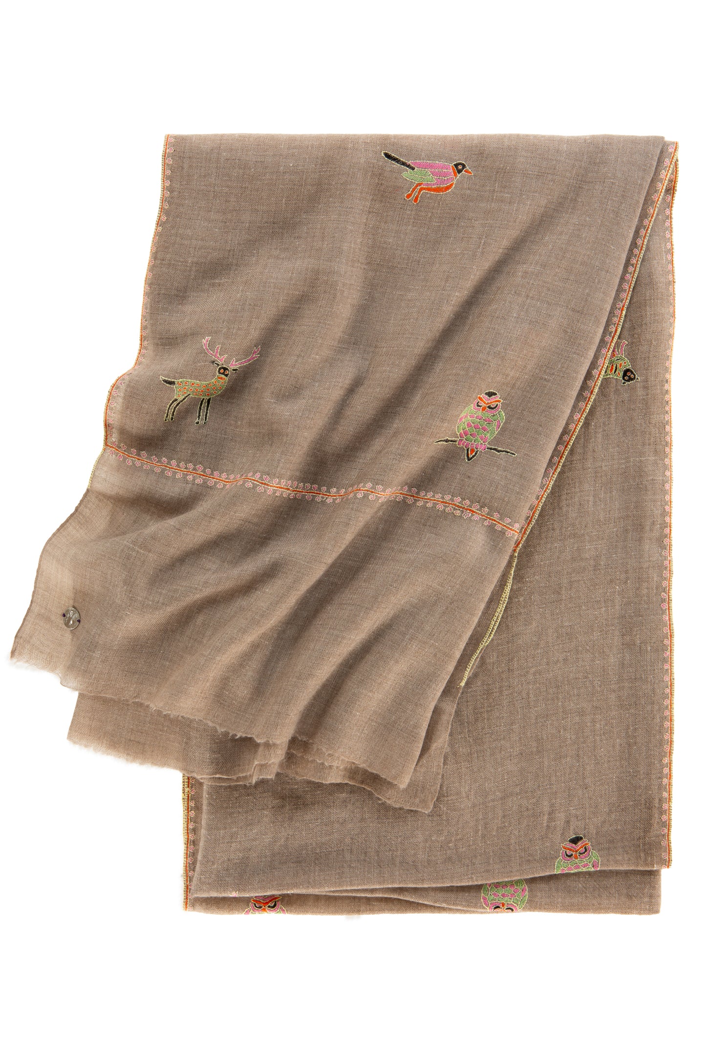 Pashmina Schal „The Adorned – Forest Friends“ flach ausgelegt in Natur-Beige mit handgestickten Tiermotiven; hochwertiges, handgefertigtes Kaschmir-Unikat.