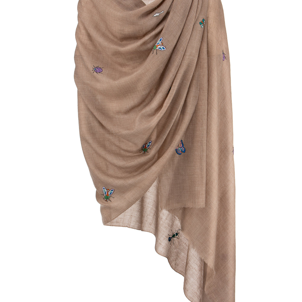 andbestickter Pashmina Schal „The Adorned – Garden Dancers“ in Beige mit bunten Schmetterlingen aus feiner Kaschmirwolle aus Ladakh; handgefertigtes Unikat.