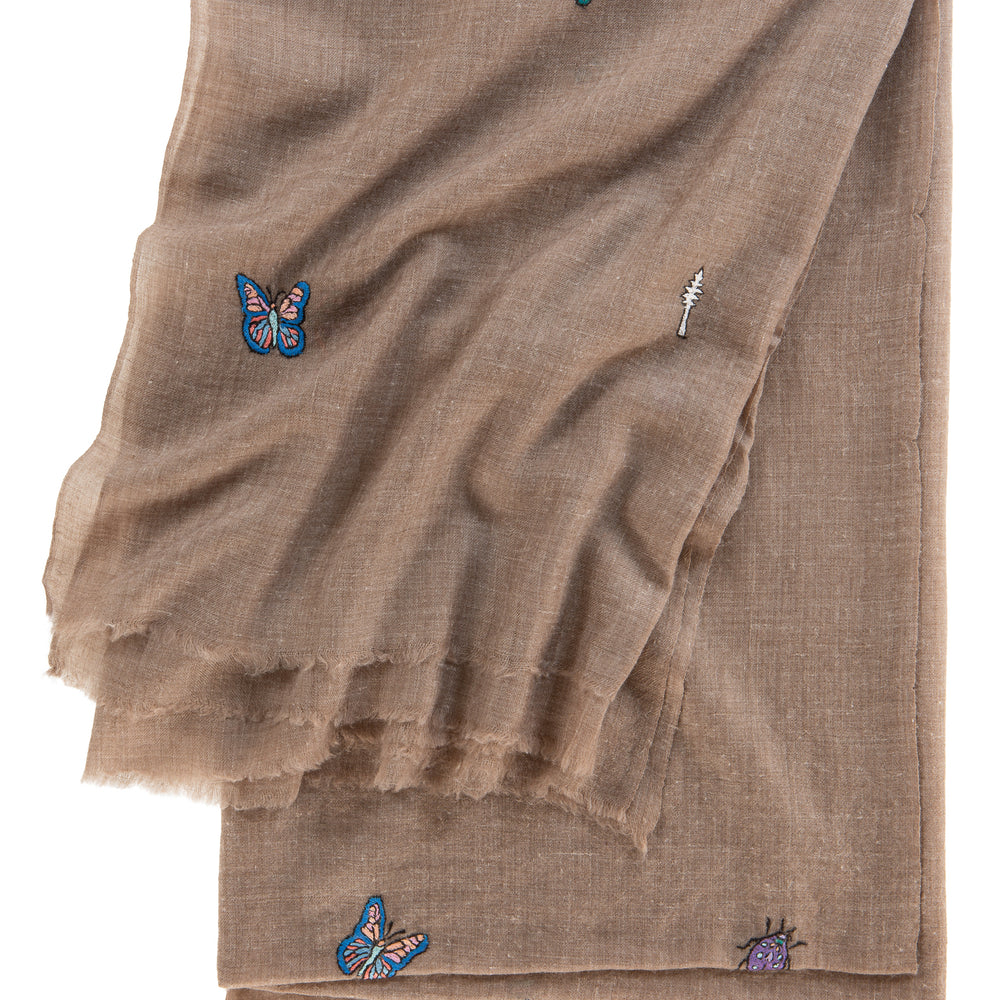 Detailaufnahme der kunstvollen Handstickerei mit bunten Schmetterlingen auf dem Pashmina Schal „The Adorned – Garden Dancers“; meisterhafte Handarbeit aus Kaschmir