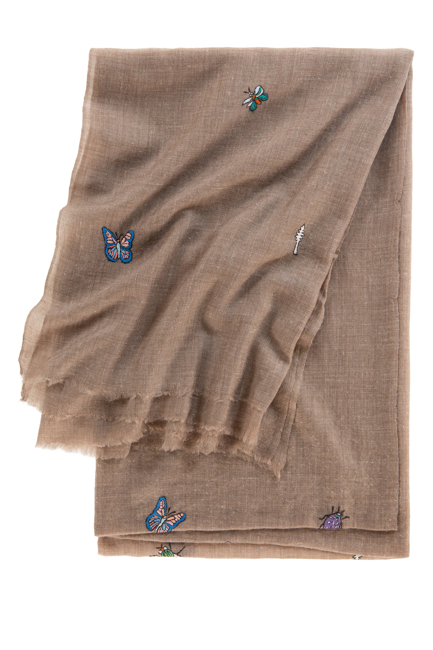 Detailaufnahme der kunstvollen Handstickerei mit bunten Schmetterlingen auf dem Pashmina Schal „The Adorned – Garden Dancers“; meisterhafte Handarbeit aus Kaschmir