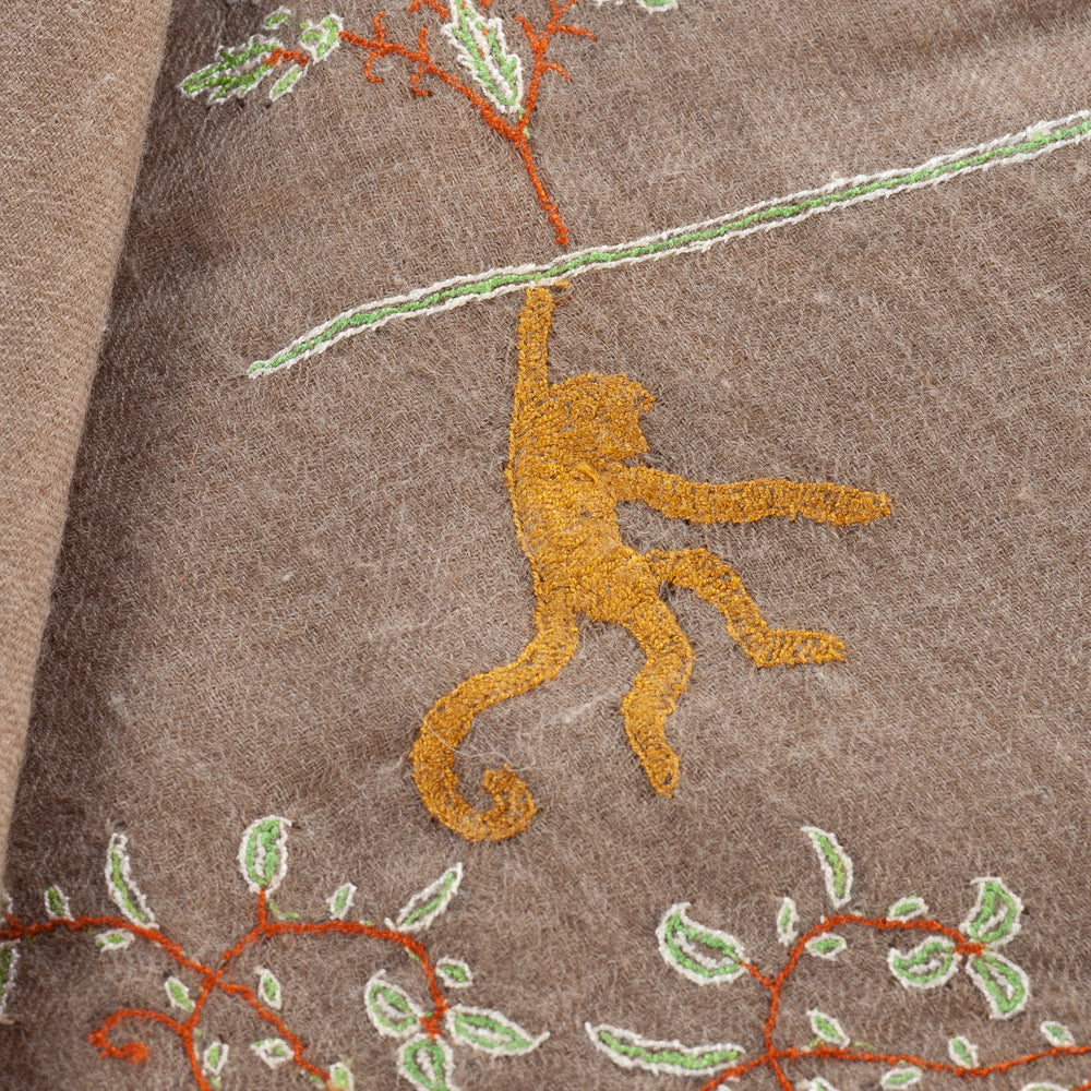 Detailansicht der feinen Handstickerei des Pashmina Schals ‚The Adorned – Monkey Circus‘; kunstvolle Nadelführung und präzise Handarbeit