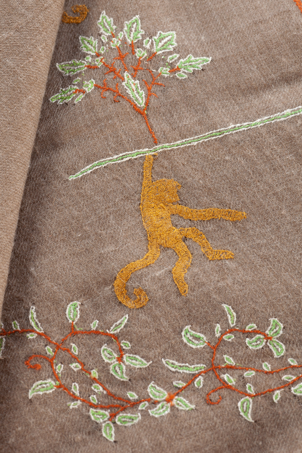 Detailansicht der feinen Handstickerei des Pashmina Schals ‚The Adorned – Monkey Circus‘; kunstvolle Nadelführung und präzise Handarbeit