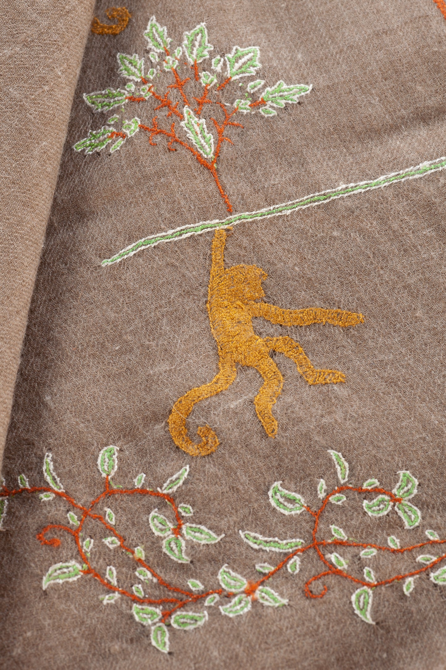 Detailansicht der feinen Handstickerei des Pashmina Schals ‚The Adorned – Monkey Circus‘; kunstvolle Nadelführung und präzise Handarbeit