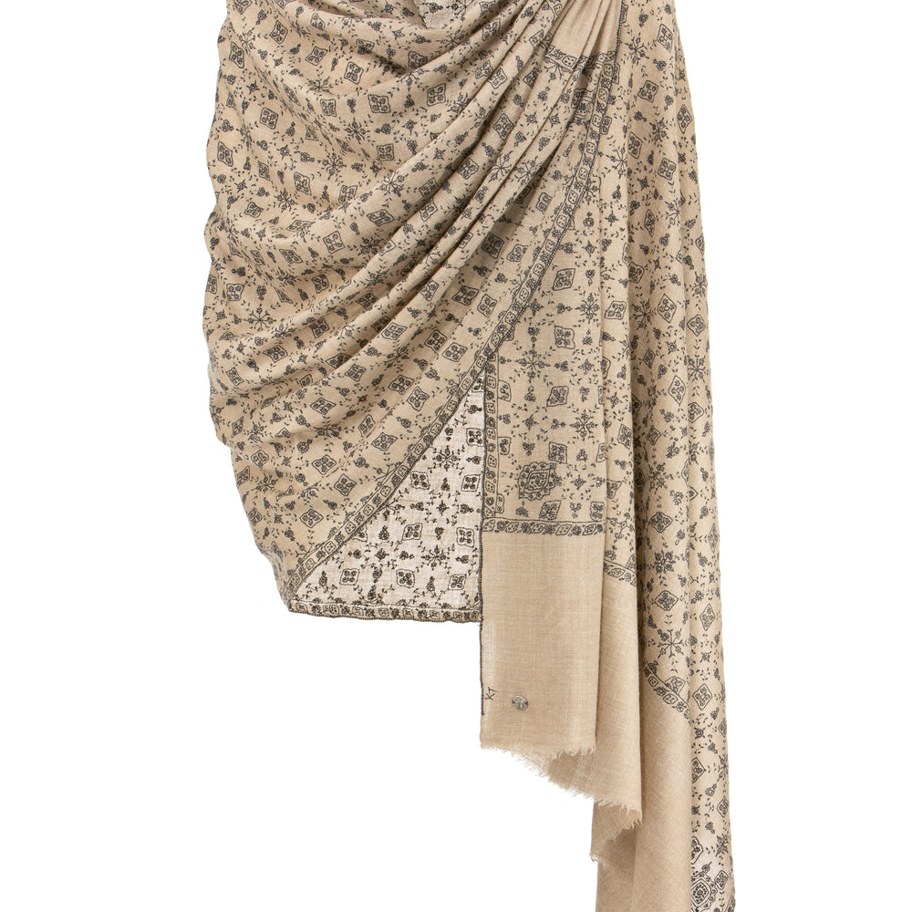 Handbestickter beiger Pashmina Schal „The Adorned – Musky Tales“ mit schwarzen Ornamenten aus feiner Kaschmirwolle; handgefertigtes Unikat von Mārīci.