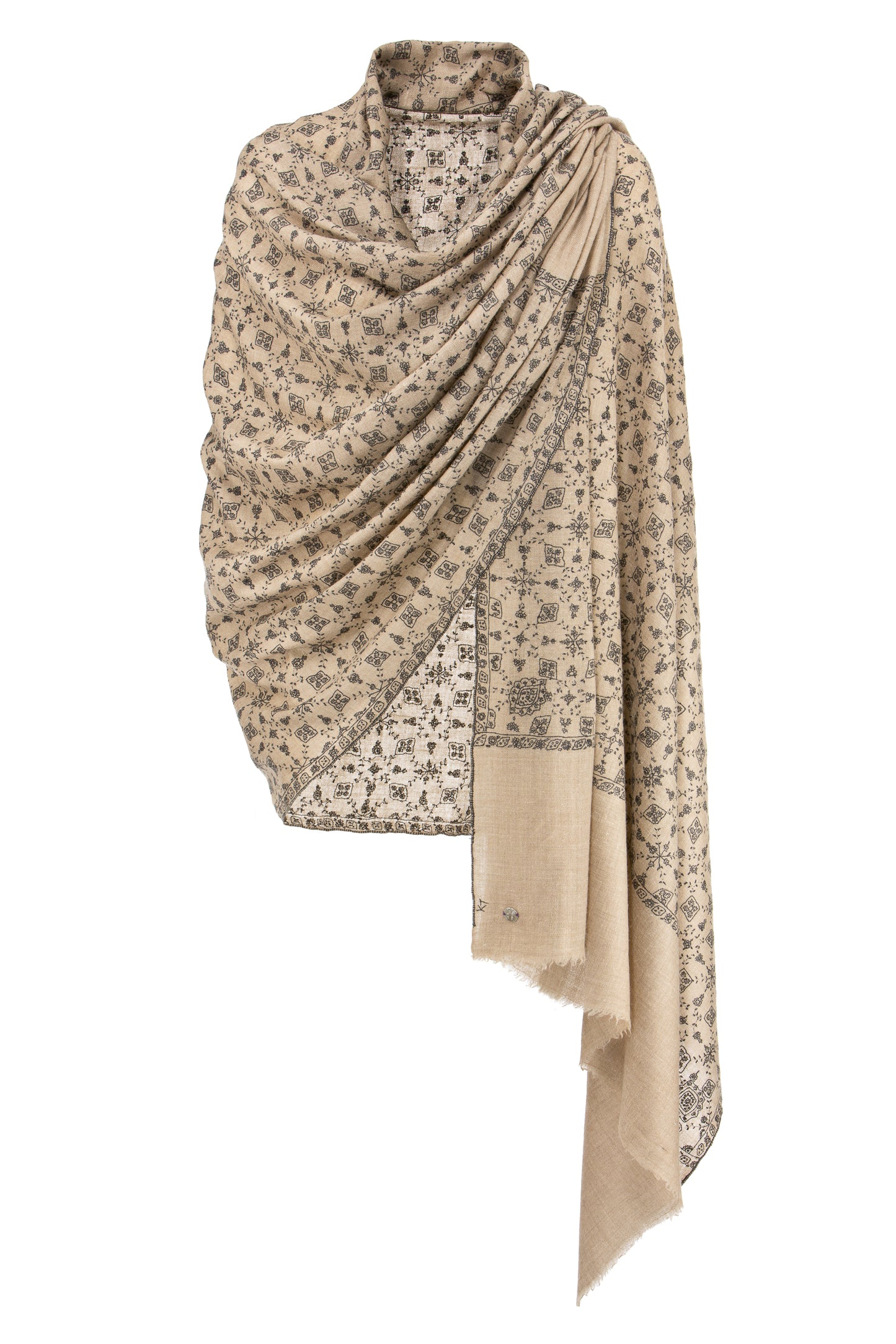 Handbestickter beiger Pashmina Schal „The Adorned – Musky Tales“ mit schwarzen Ornamenten aus feiner Kaschmirwolle; handgefertigtes Unikat von Mārīci.