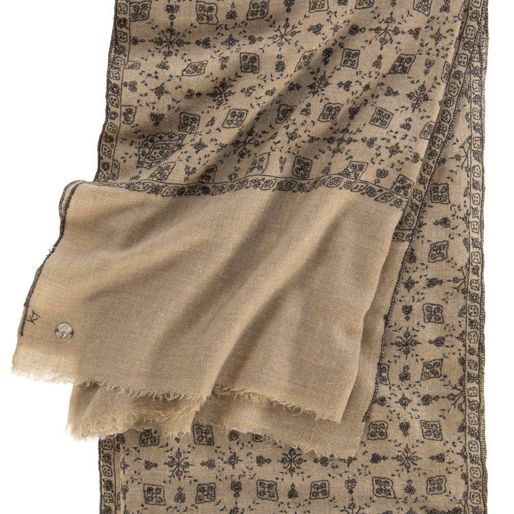 
                      
                        Pashmina Schal „The Adorned – Musky Tales“ flach ausgelegt in Beige mit schwarzer Ornamentstickerei; luxuriöses, handbesticktes Kaschmir-Unikat.
                      
                    